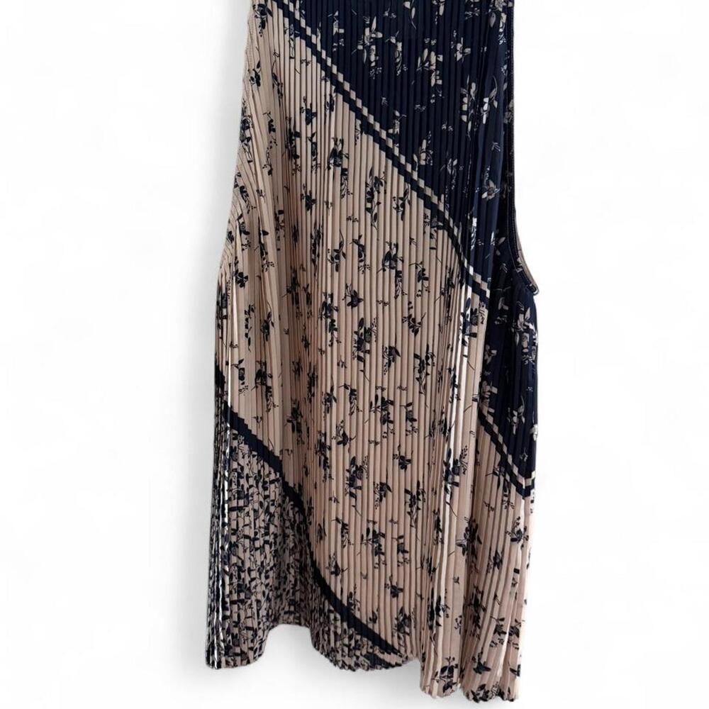 Navy and cream floral pleated blouse with tie neck #floral #pleated